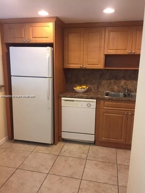 Real estate property located at 10000 80th Ct #2223, Miami-dade, Samari Lake East Condo, Hialeah Gardens, FL