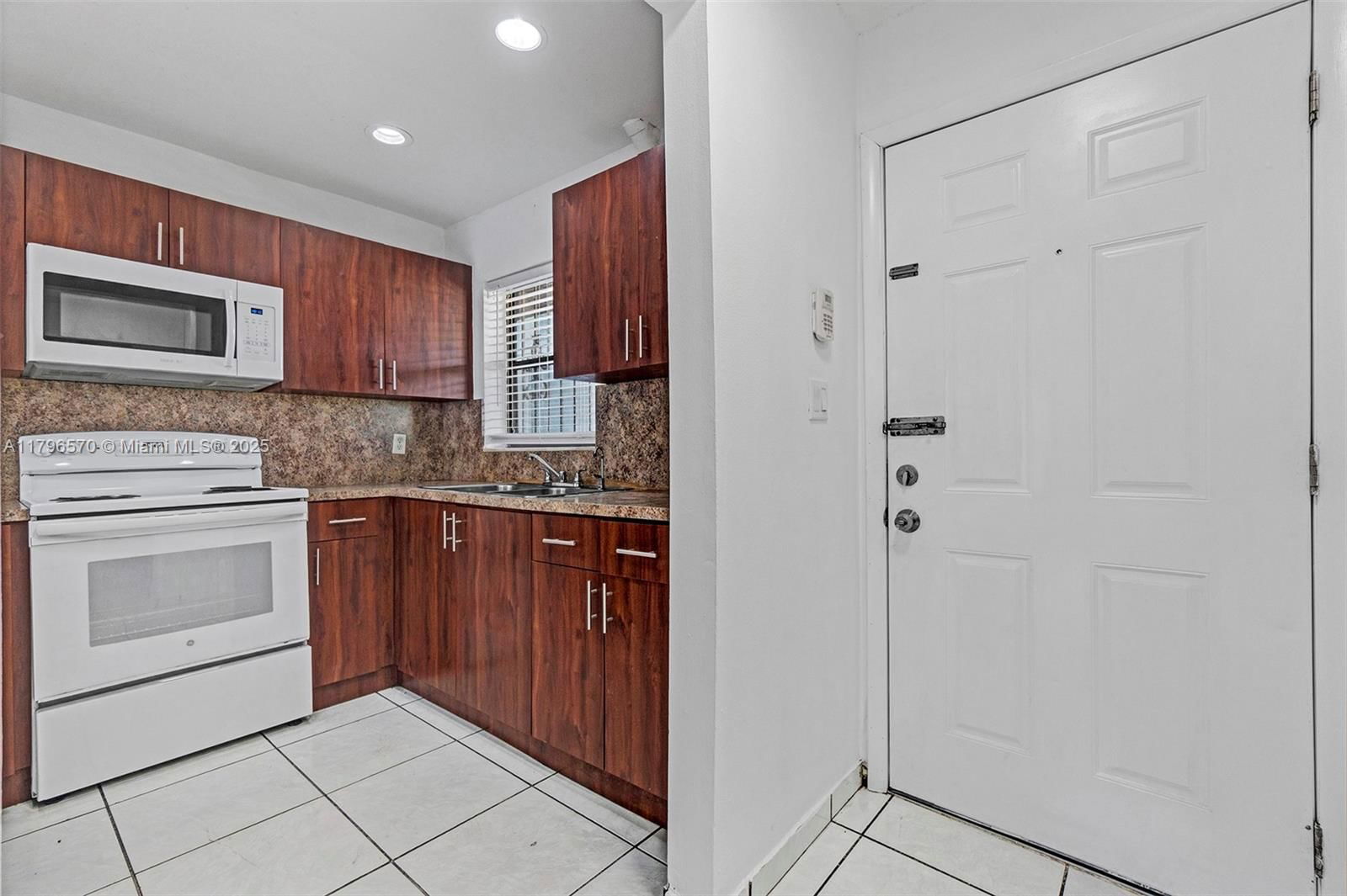 Real estate property located at 6215 24th Ave #203-7, Miami-dade, Flamingo Condo, Hialeah, FL