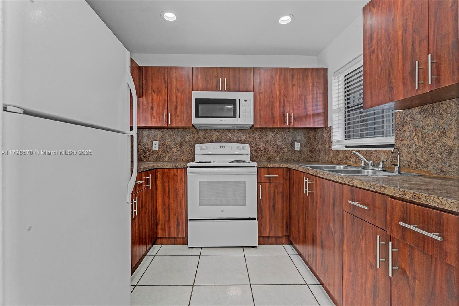 Real estate property located at 6215 24th Ave #203-7, Miami-dade, Flamingo Condo, Hialeah, FL