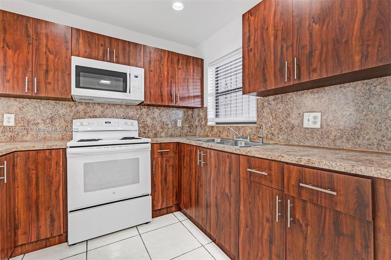 Real estate property located at 6215 24th Ave #203-7, Miami-dade, Flamingo Condo, Hialeah, FL