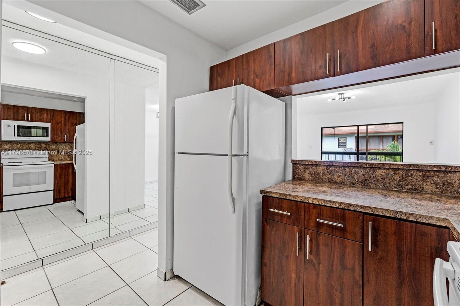 Real estate property located at 6215 24th Ave #203-7, Miami-dade, Flamingo Condo, Hialeah, FL