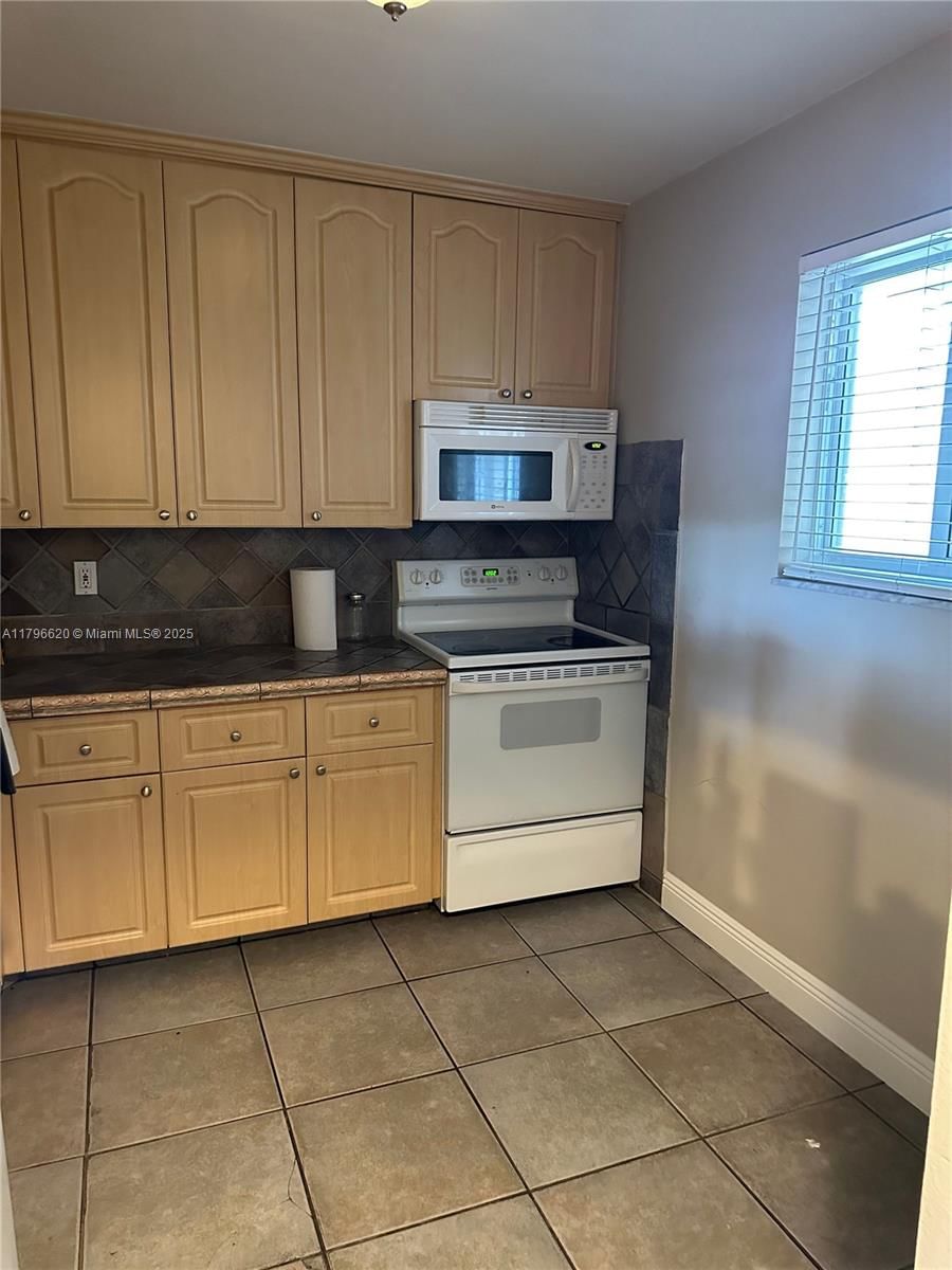Real estate property located at 7701 Camino Real A-401, Miami-dade, Village Of Kings Creek Co, Miami, FL