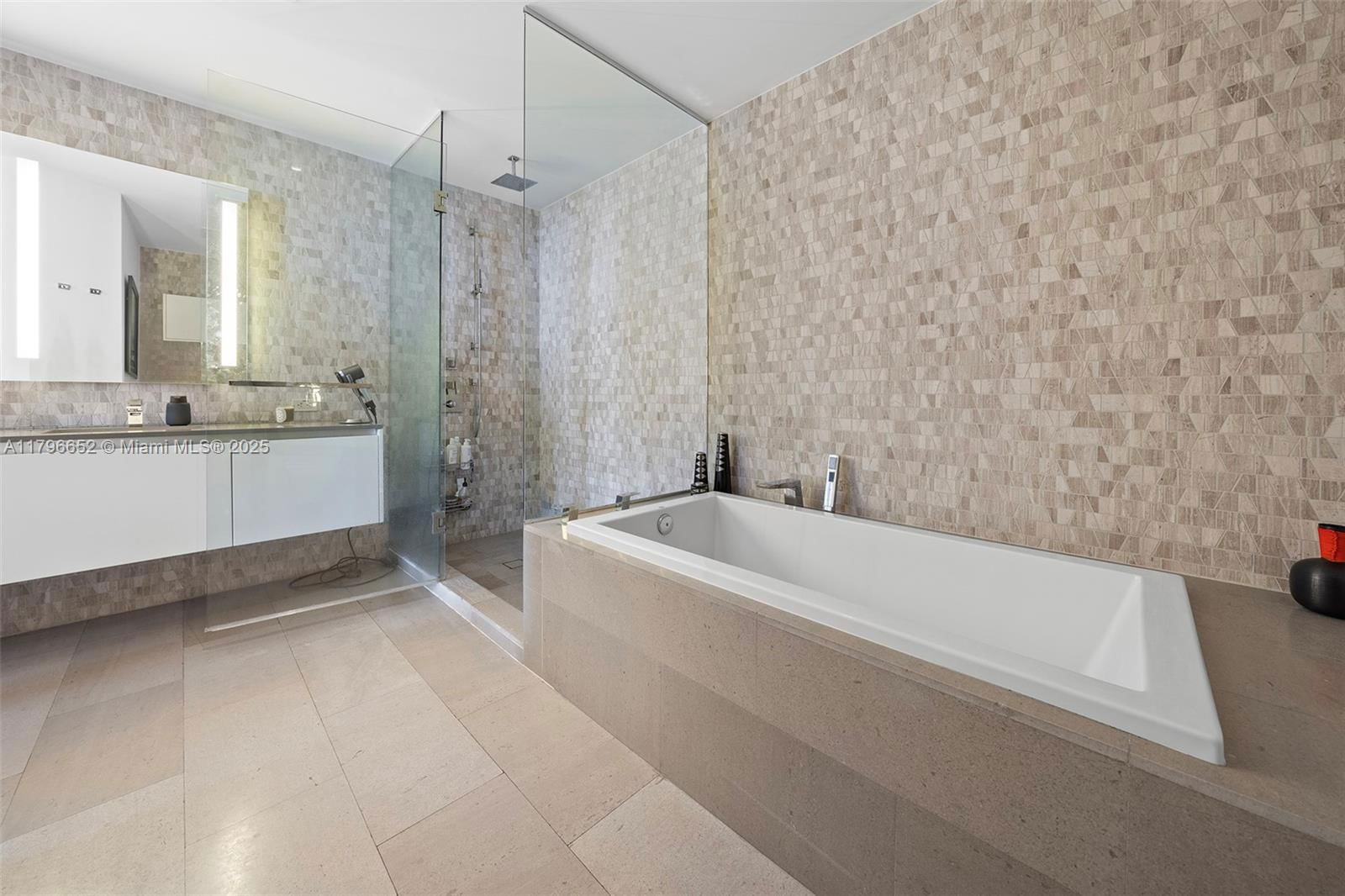 Real estate property located at 68 6th St #1708, Miami-dade, Reach Condo, Miami, FL