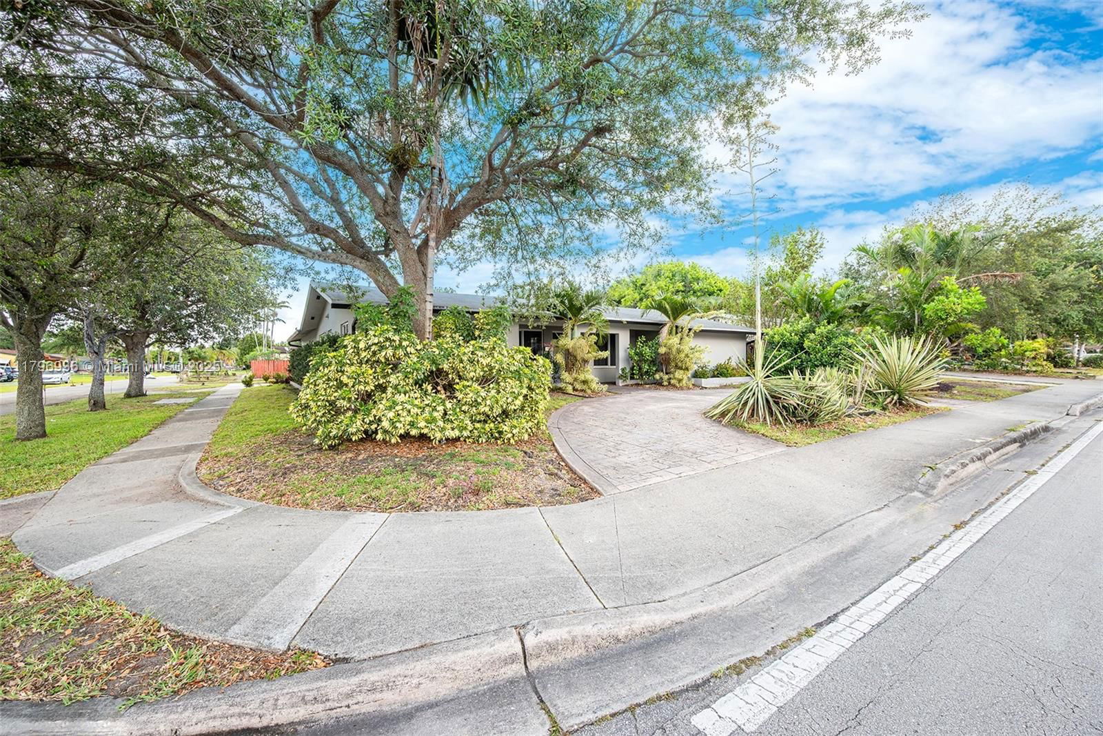 Real estate property located at 2221 46th Ave, Broward, Hollywood Hills, Hollywood, FL