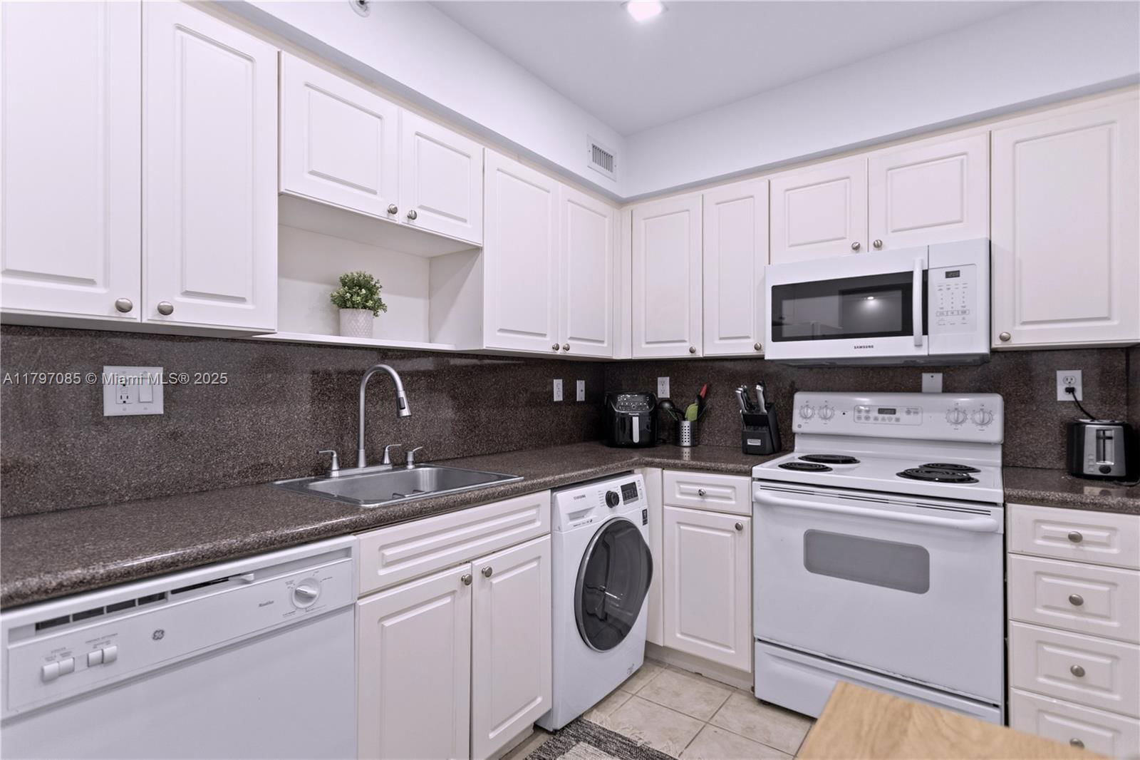 Real estate property located at 2501 Ocean Dr #1614, Broward, Wave Condo, Hollywood, FL