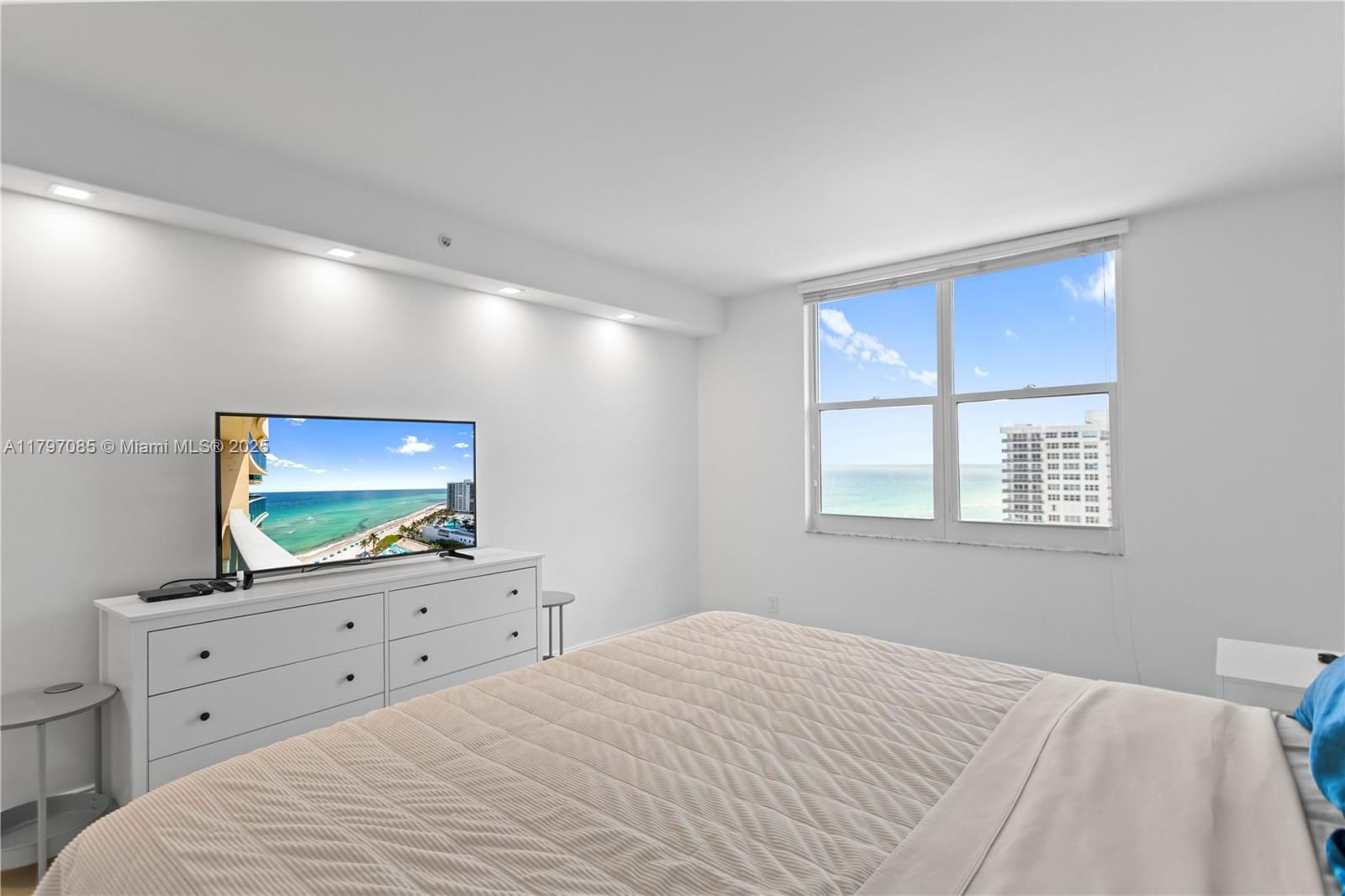 Real estate property located at 2501 Ocean Dr #1614, Broward, Wave Condo, Hollywood, FL