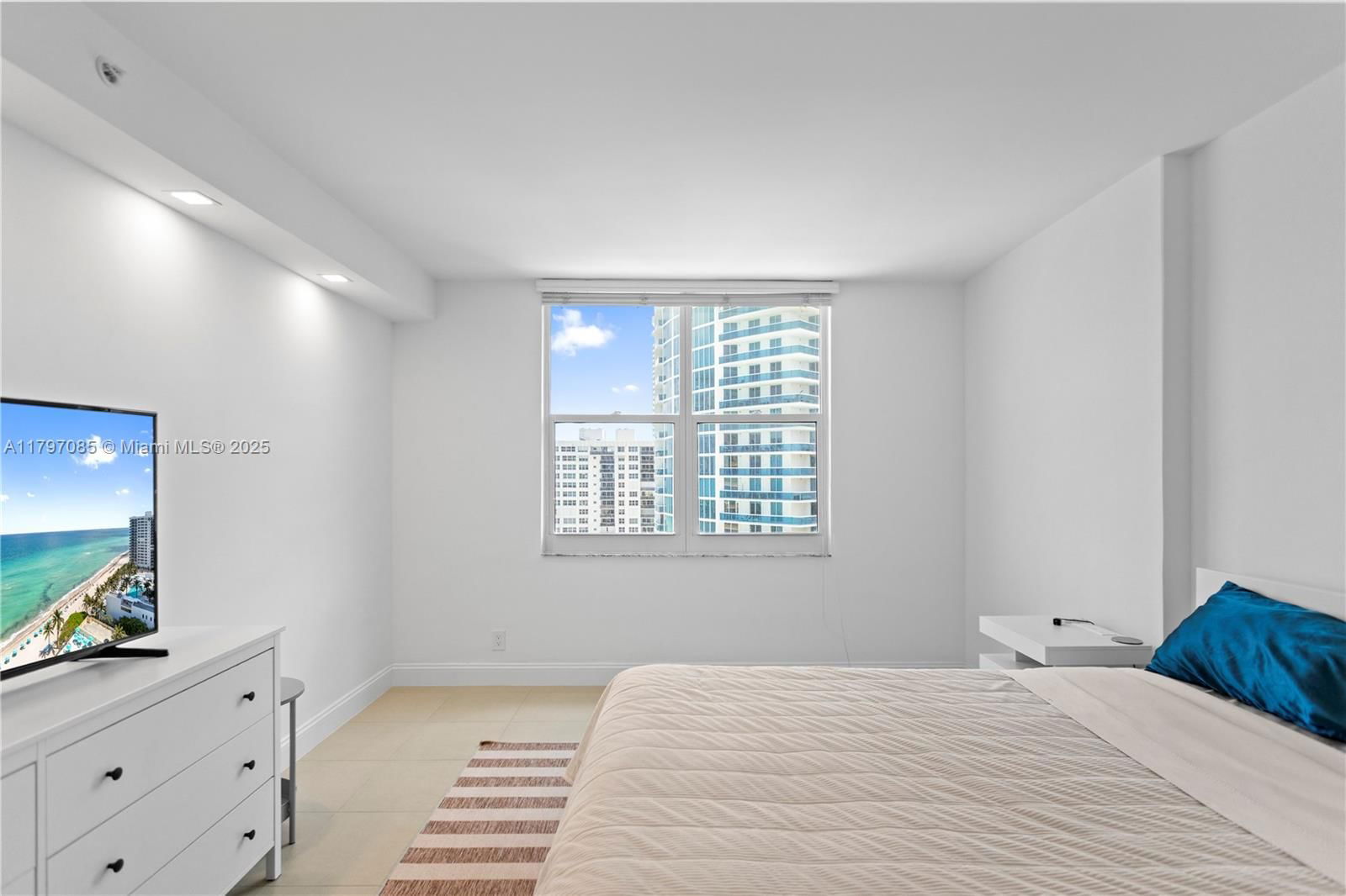 Real estate property located at 2501 Ocean Dr #1614, Broward, Wave Condo, Hollywood, FL