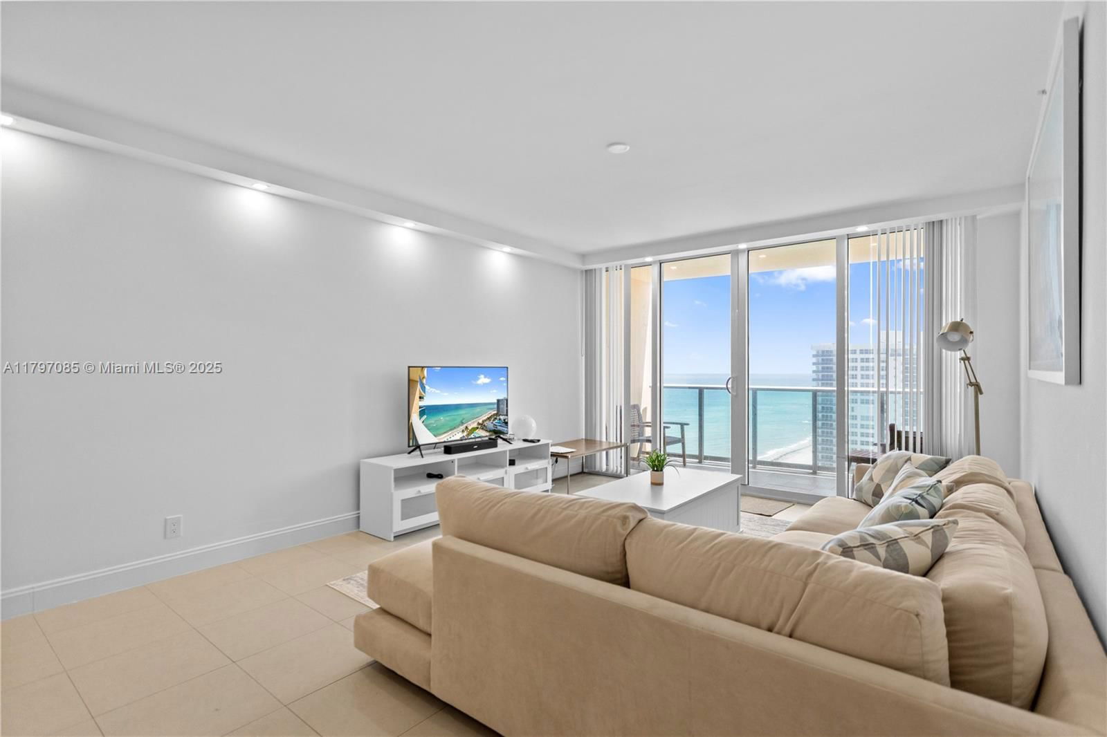 Real estate property located at 2501 Ocean Dr #1614, Broward, Wave Condo, Hollywood, FL