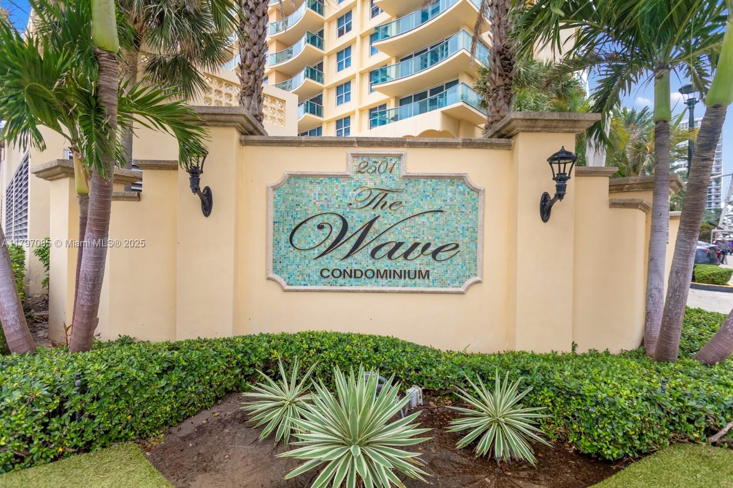 Real estate property located at 2501 Ocean Dr #1614, Broward, Wave Condo, Hollywood, FL