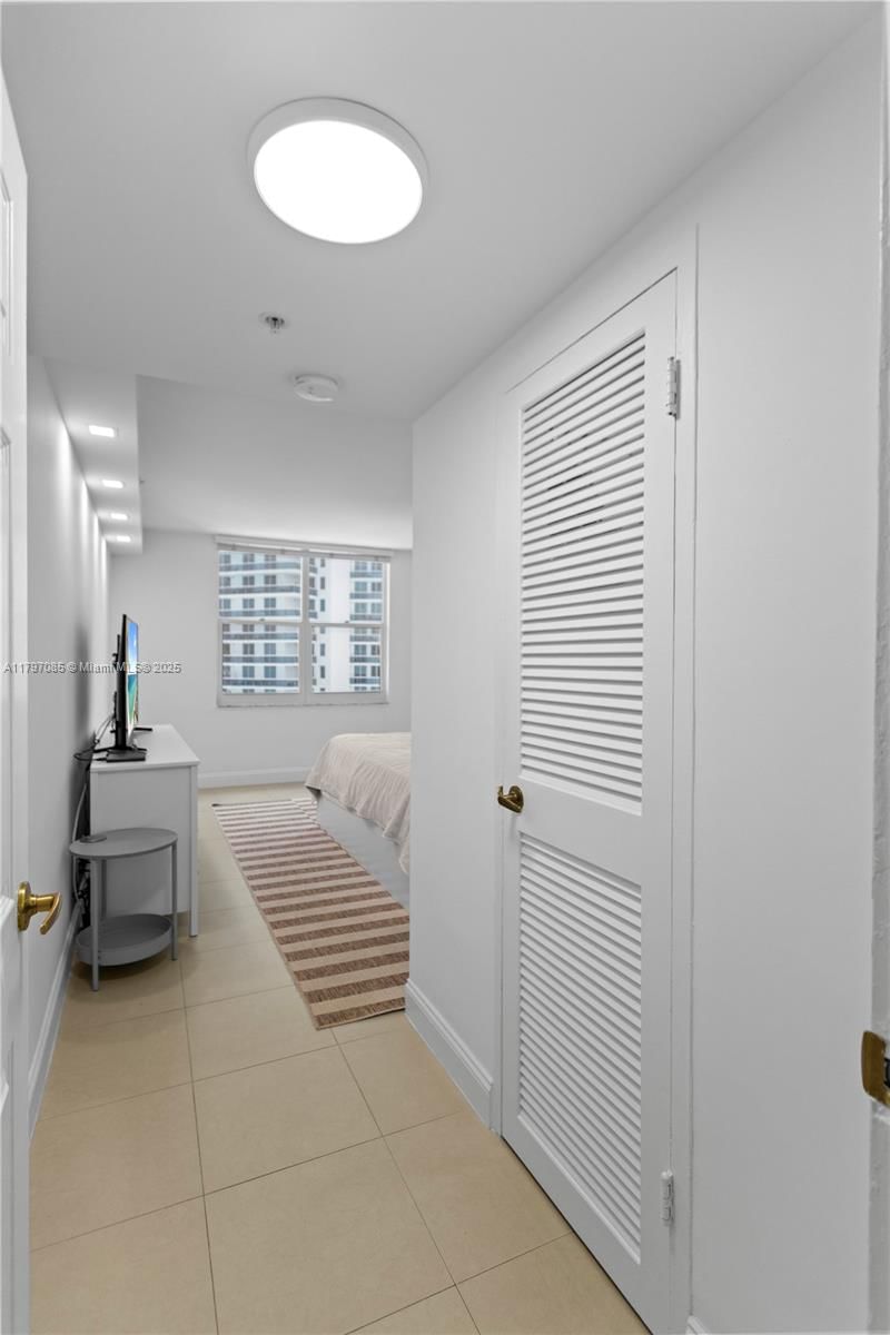 Real estate property located at 2501 Ocean Dr #1614, Broward, Wave Condo, Hollywood, FL