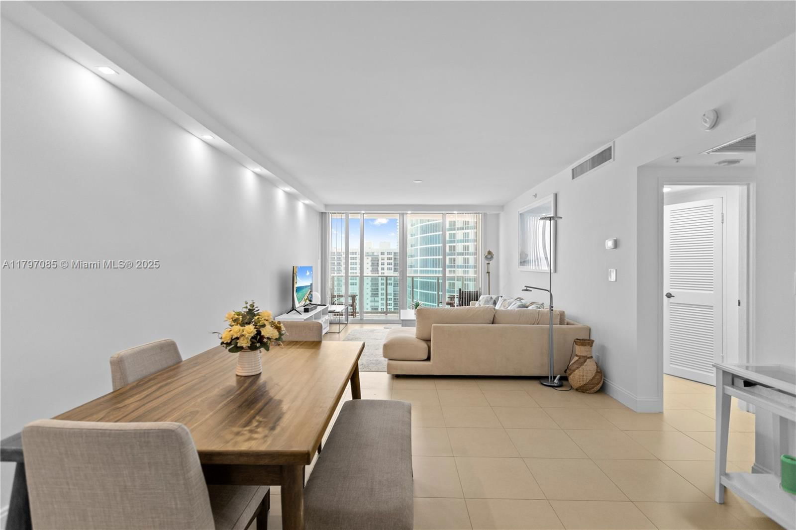 Real estate property located at 2501 Ocean Dr #1614, Broward, Wave Condo, Hollywood, FL