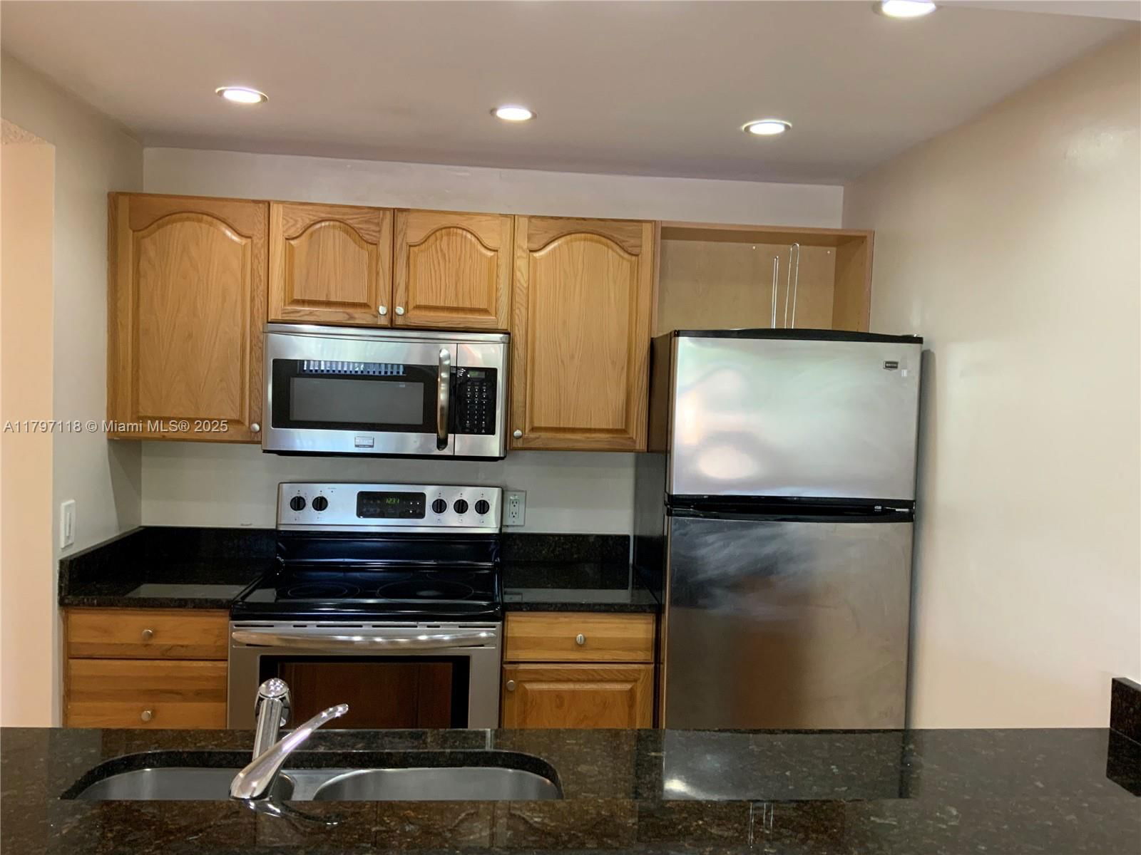 Real estate property located at 8180 Geneva Ct #224, Miami-dade, Las Vistas At Doral Condo, Doral, FL