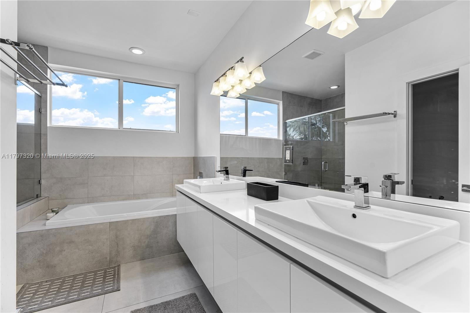 Real estate property located at 10330 68th St, Miami-dade, Doral Palms South, Doral, FL