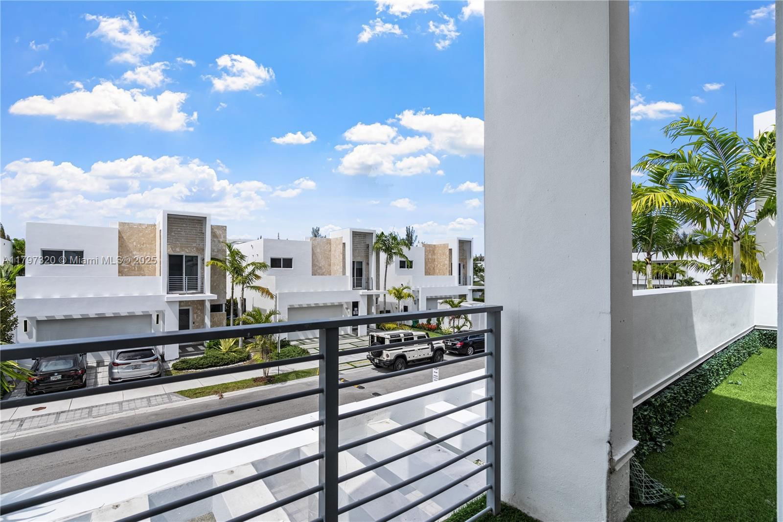 Real estate property located at 10330 68th St, Miami-dade, Doral Palms South, Doral, FL