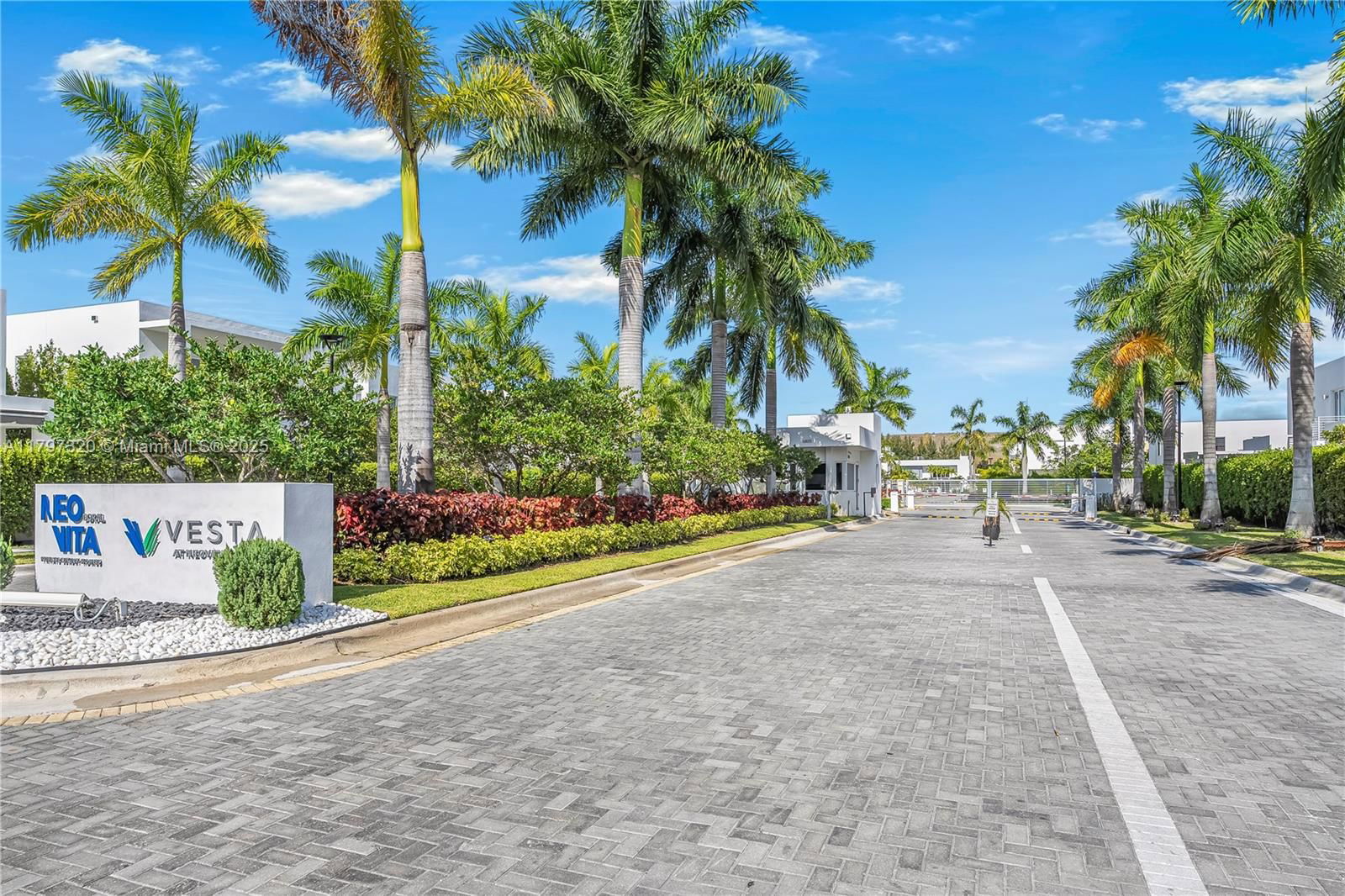 Real estate property located at 10330 68th St, Miami-dade, Doral Palms South, Doral, FL