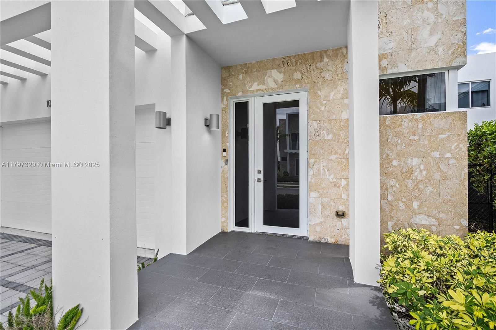 Real estate property located at 10330 68th St, Miami-dade, Doral Palms South, Doral, FL