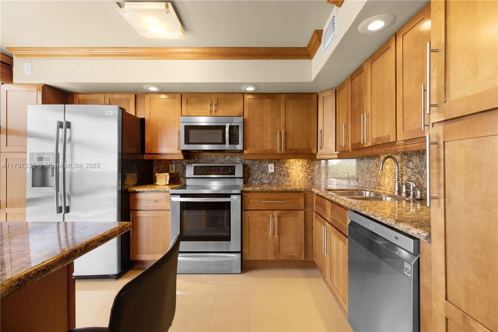 Real estate property located at 6423 Collins Ave #703, Miami-dade, Mar Del Plata Condo, Miami Beach, FL