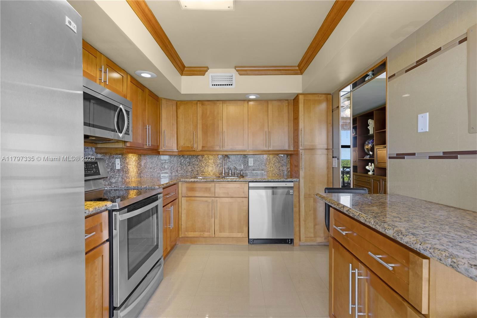 Real estate property located at 6423 Collins Ave #703, Miami-dade, Mar Del Plata Condo, Miami Beach, FL