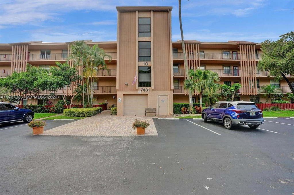 Real estate property located at 7431 1st St #407, Broward, Palm Lakes Condo, Margate, FL