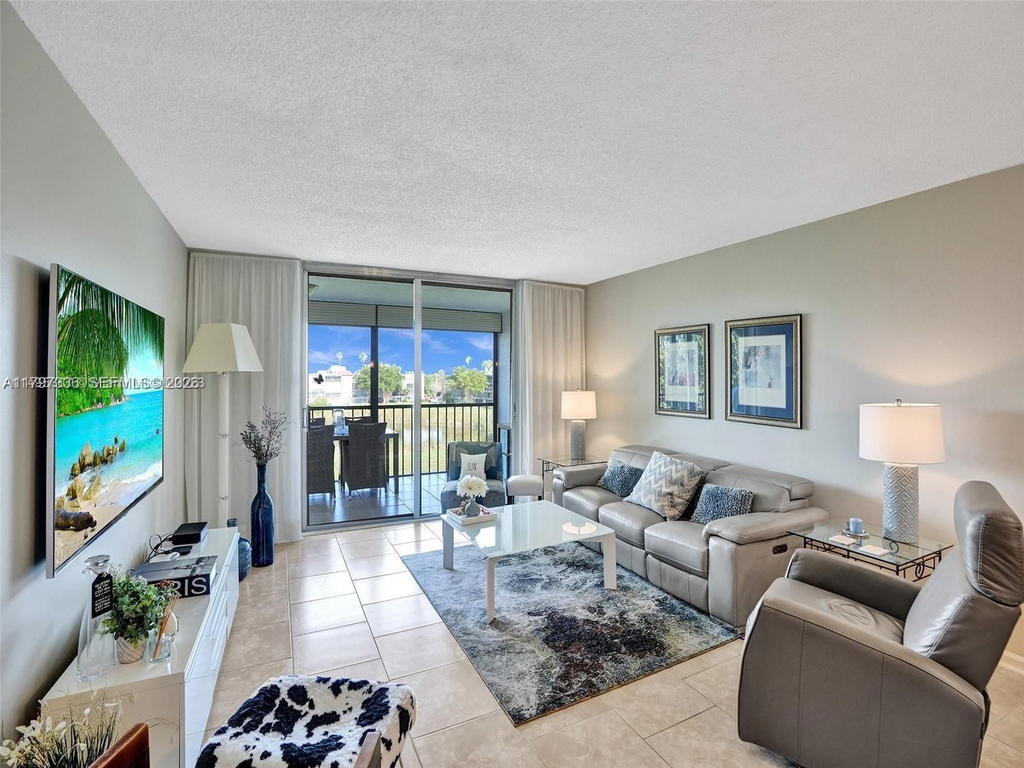 Real estate property located at 7431 1st St #407, Broward, Palm Lakes Condo, Margate, FL