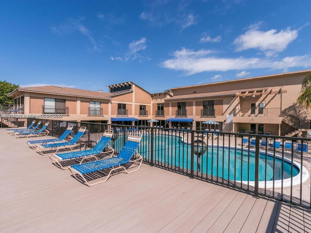 Real estate property located at 7431 1st St #407, Broward, Palm Lakes Condo, Margate, FL