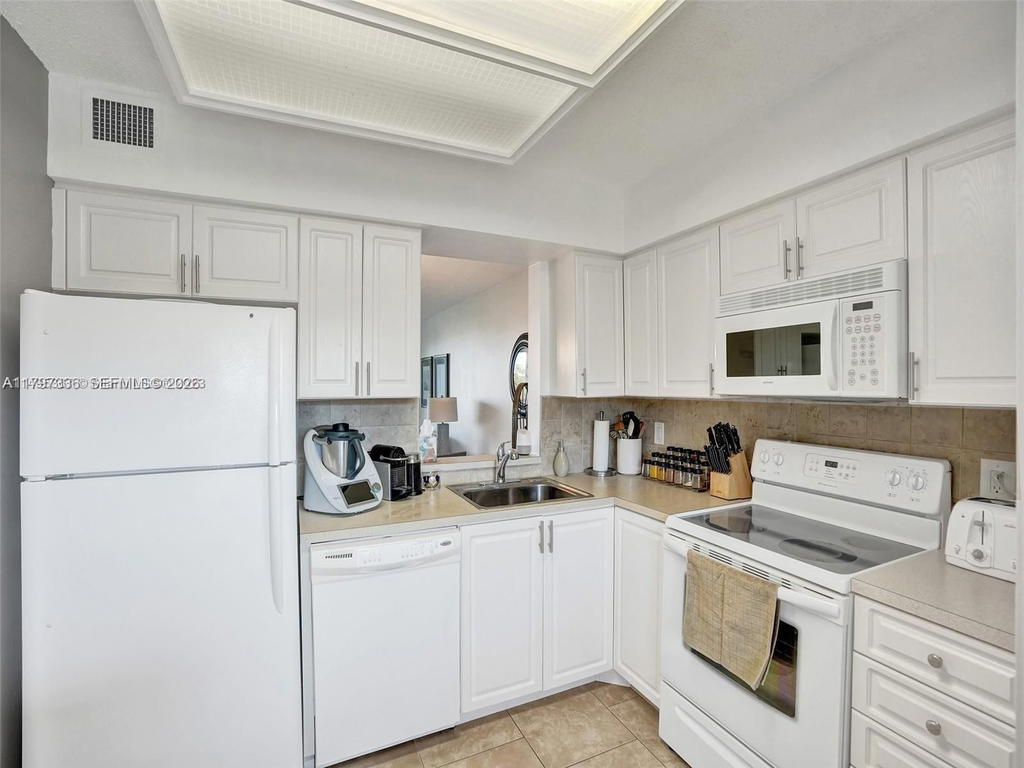 Real estate property located at 7431 1st St #407, Broward, Palm Lakes Condo, Margate, FL