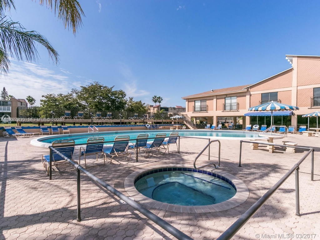 Real estate property located at 7431 1st St #407, Broward, Palm Lakes Condo, Margate, FL