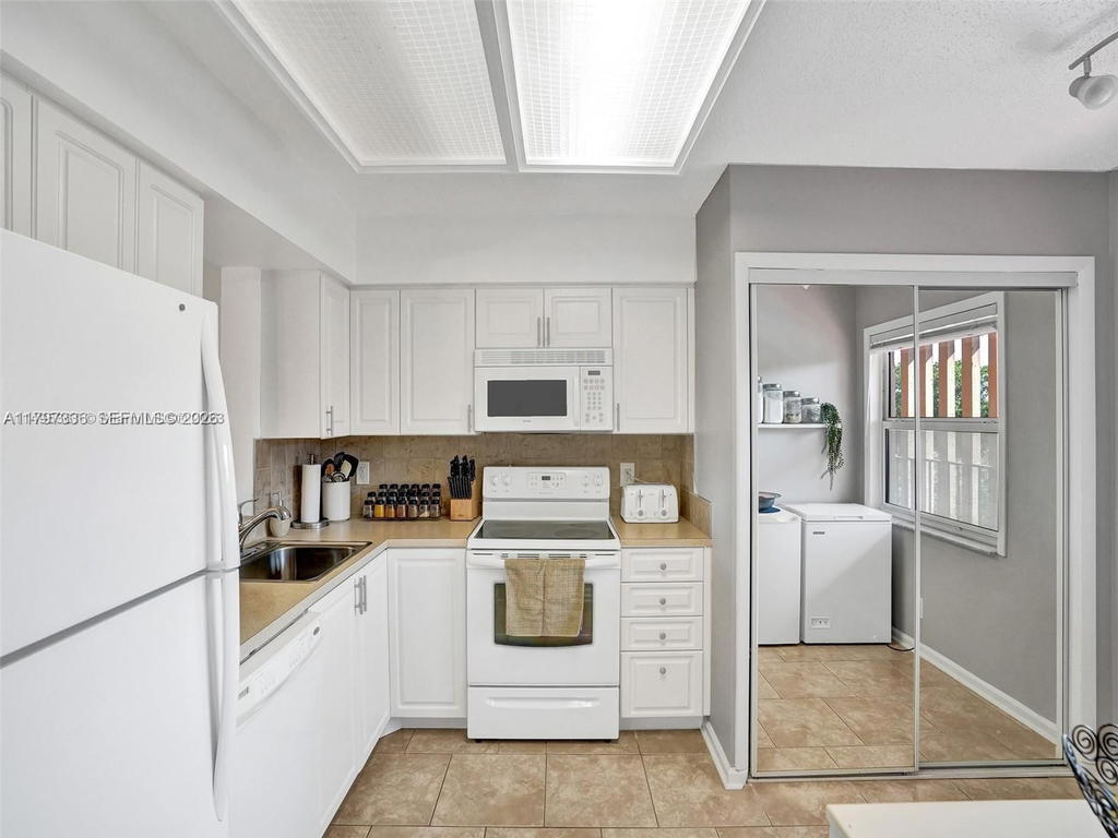 Real estate property located at 7431 1st St #407, Broward, Palm Lakes Condo, Margate, FL