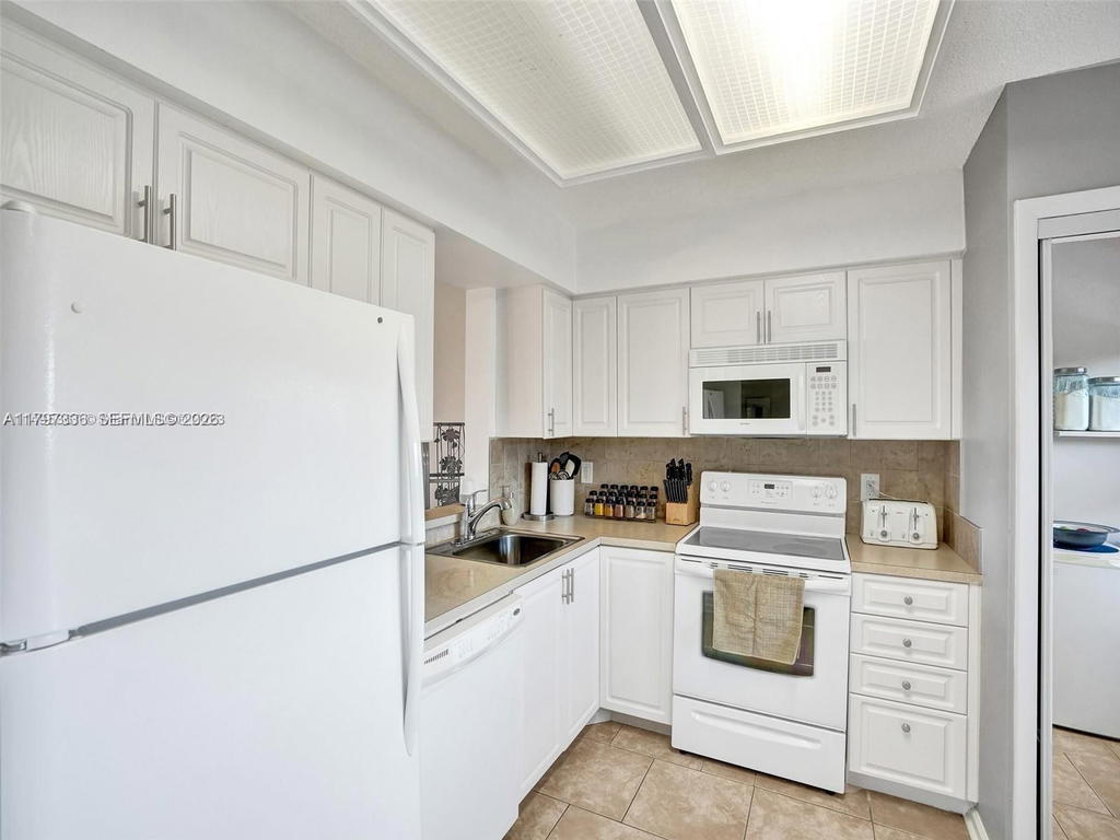 Real estate property located at 7431 1st St #407, Broward, Palm Lakes Condo, Margate, FL