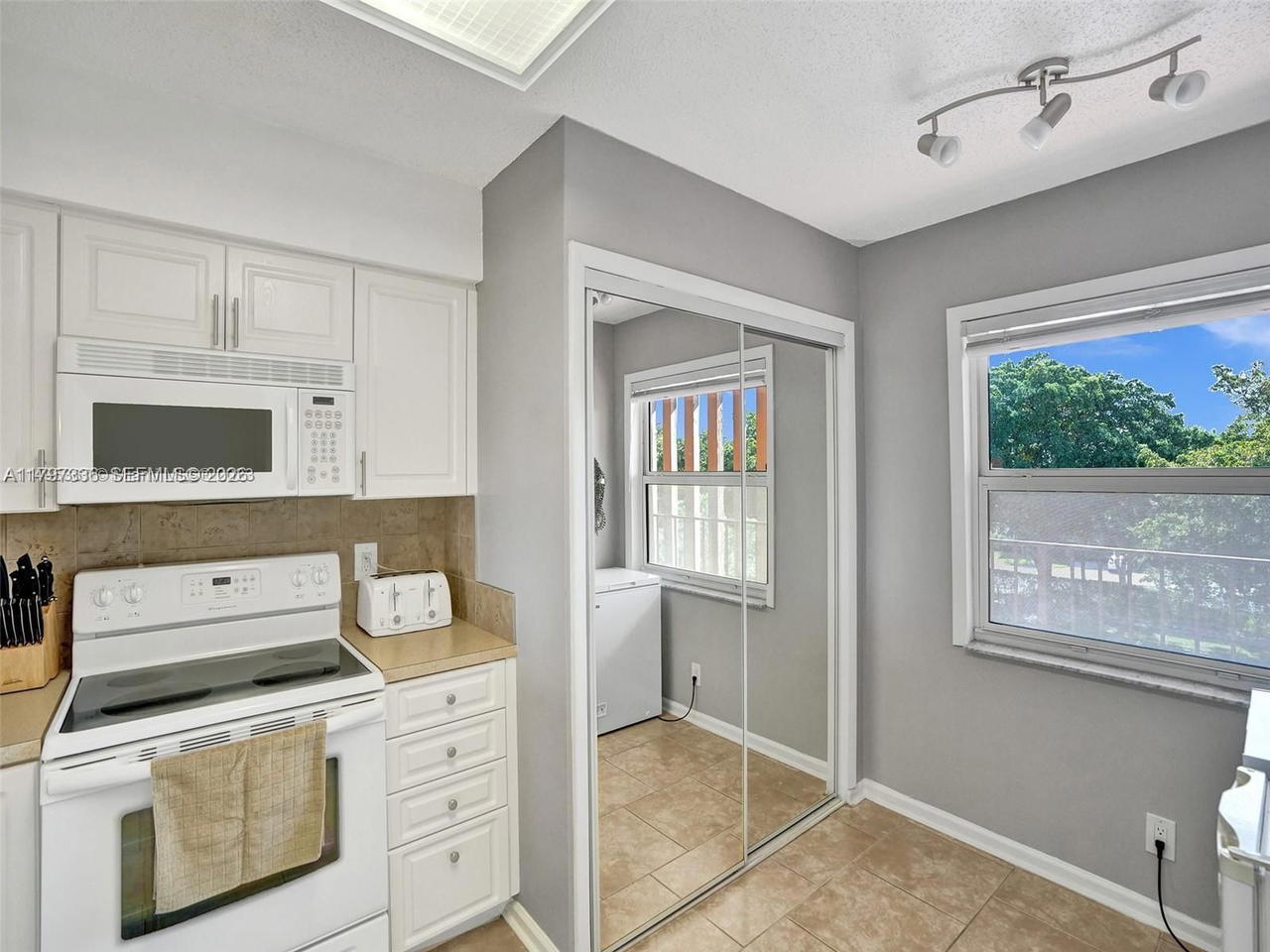 Real estate property located at 7431 1st St #407, Broward, Palm Lakes Condo, Margate, FL