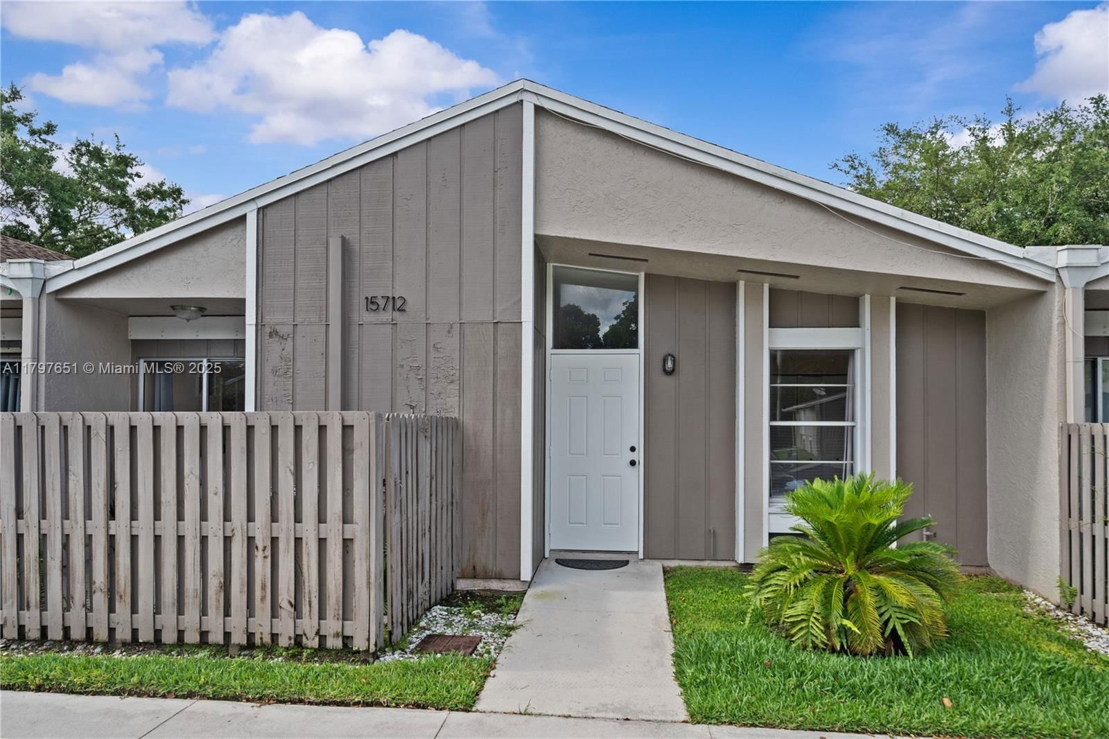 Real estate property located at 15712 Woodgate Ct B, Broward, Woodgate Condominium 33, Sunrise, FL