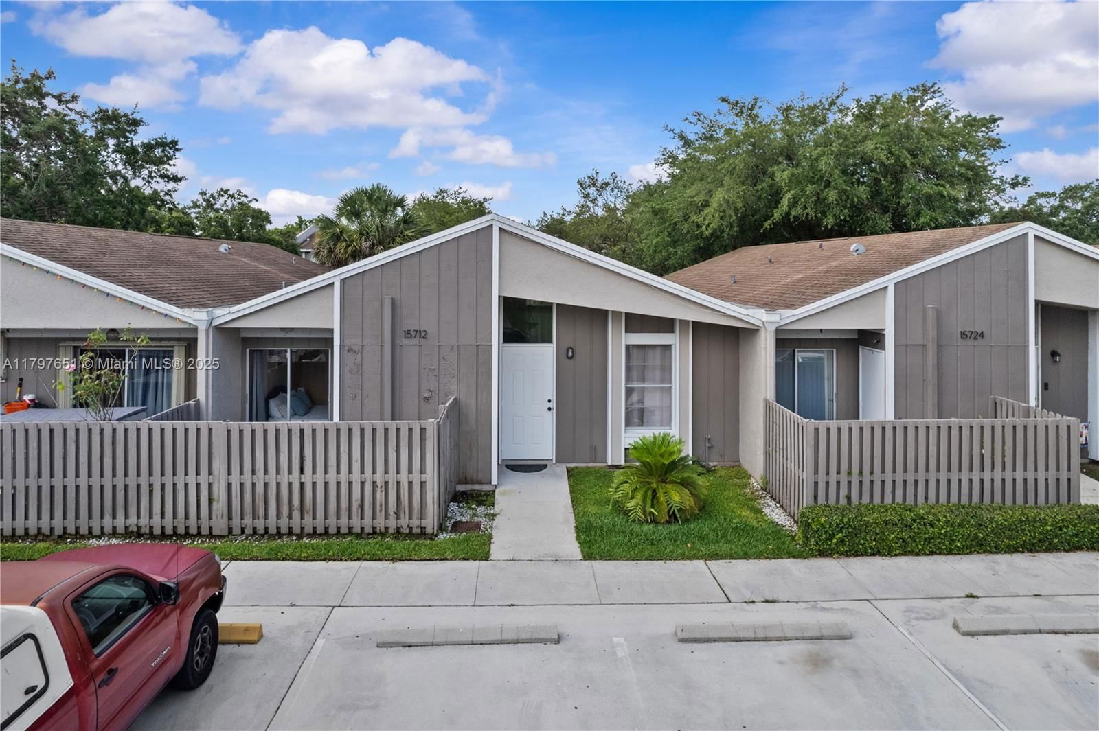 Real estate property located at 15712 Woodgate Ct B, Broward, Woodgate Condominium 33, Sunrise, FL