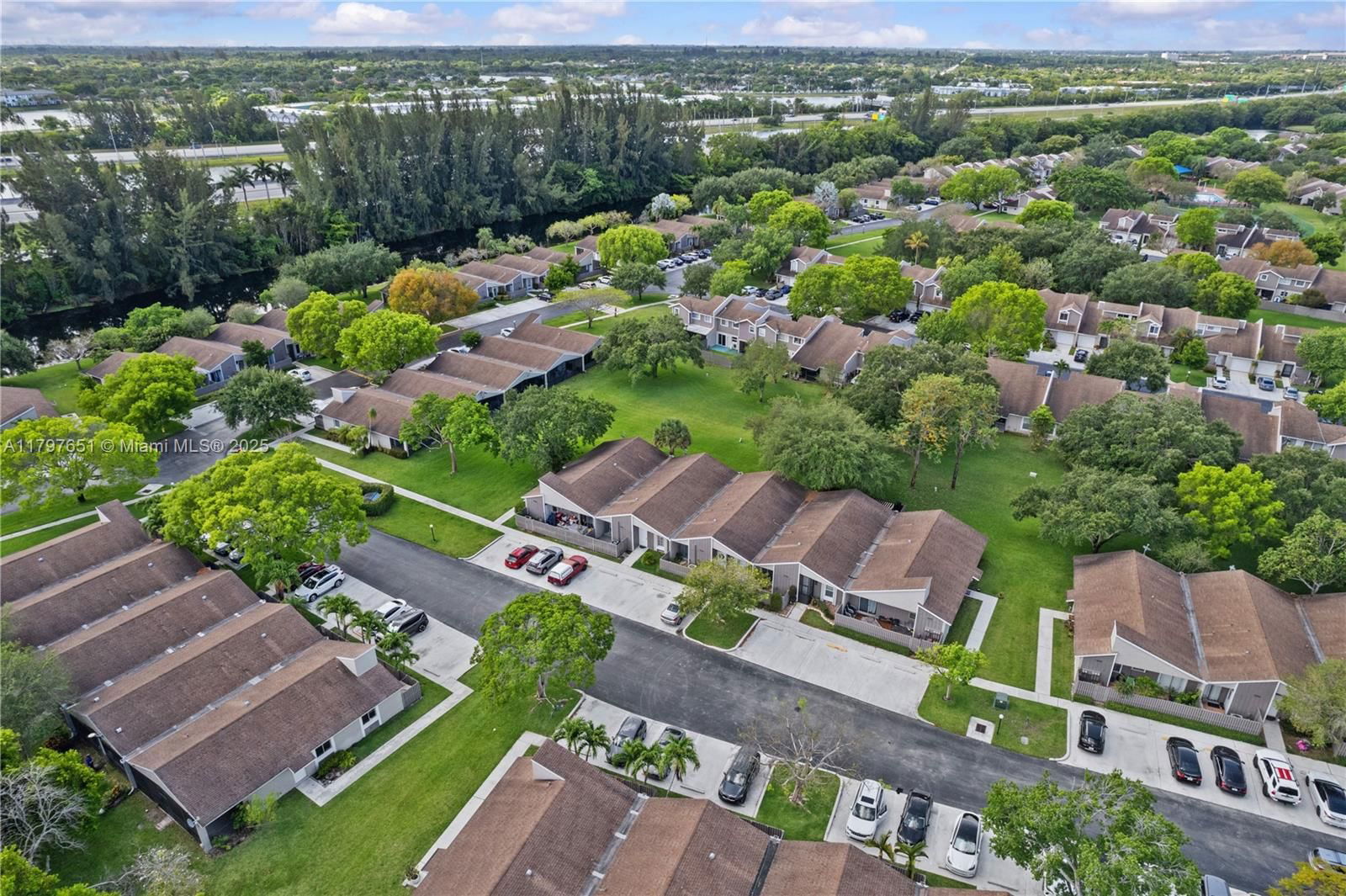 Real estate property located at 15712 Woodgate Ct B, Broward, Woodgate Condominium 33, Sunrise, FL