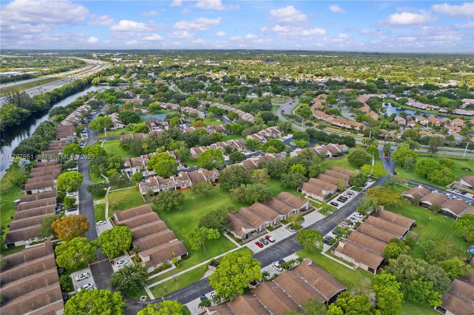 Real estate property located at 15712 Woodgate Ct B, Broward, Woodgate Condominium 33, Sunrise, FL