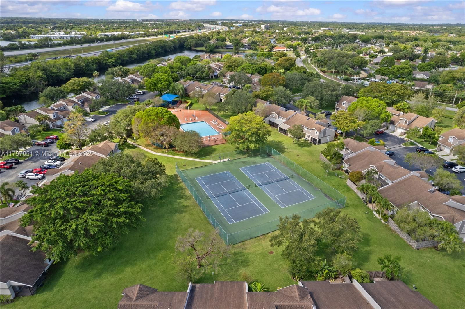 Real estate property located at 15712 Woodgate Ct B, Broward, Woodgate Condominium 33, Sunrise, FL