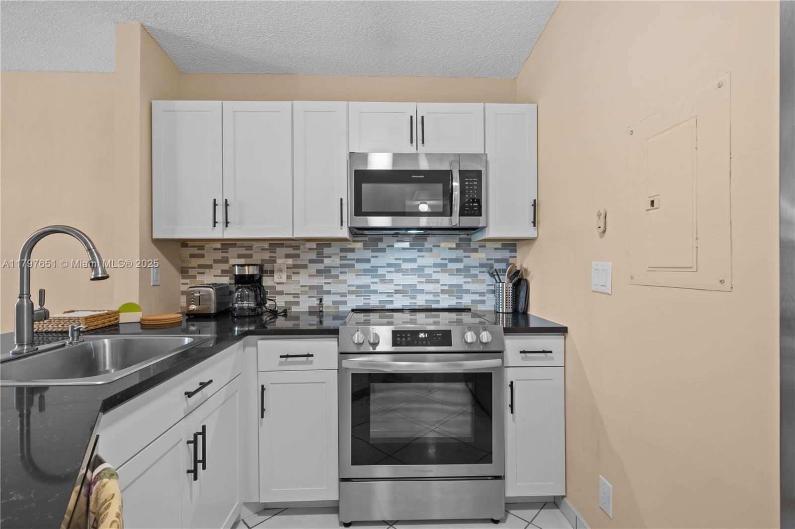 Real estate property located at 15712 Woodgate Ct B, Broward, Woodgate Condominium 33, Sunrise, FL