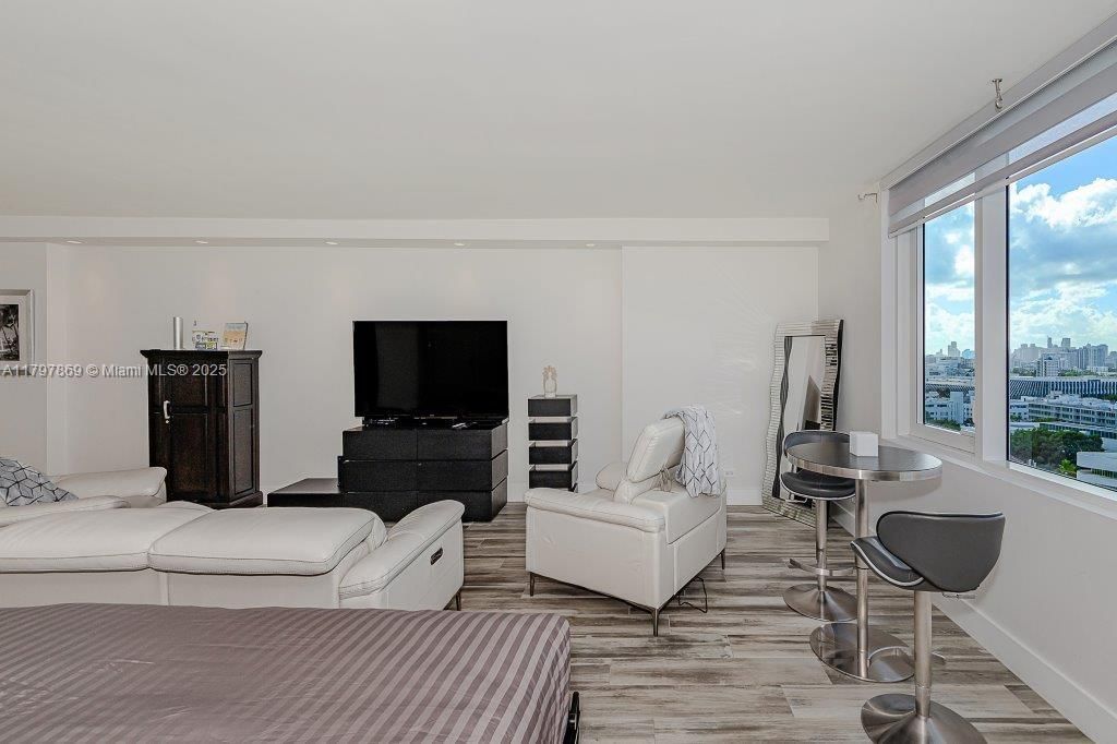 Real estate property located at 2301 Collins Ave #1532, Miami-dade, Roney Palace Condo, Miami Beach, FL
