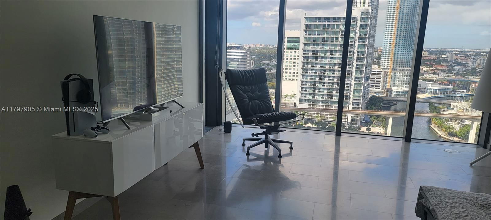 Real estate property located at 68 6th St #2110, Miami-dade, Reach Condo, Miami, FL