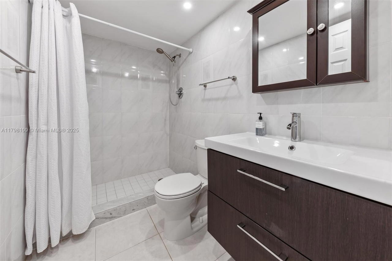 Real estate property located at 2751 Ocean Dr #403S, Broward, Aquarius Condo, Hollywood, FL