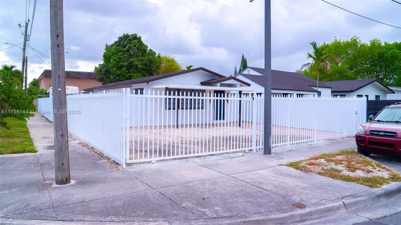 Real estate property located at 1995 1st Ave, Miami-dade, Hialeah 3rd Addn, Hialeah, FL