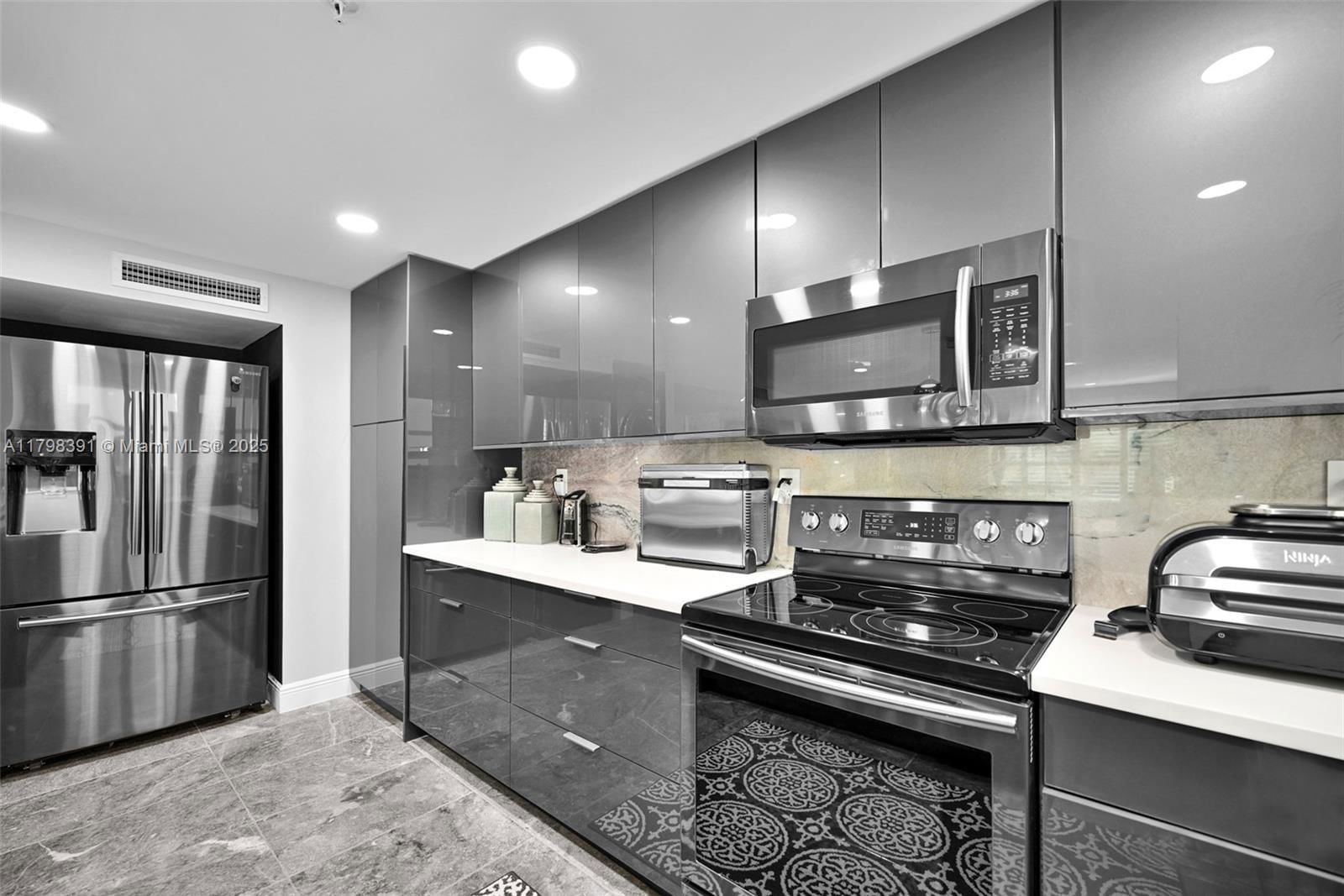 Real estate property located at 372 Golfview Rd #201, Palm Beach, Everglades Of North Palm, North Palm Beach, FL