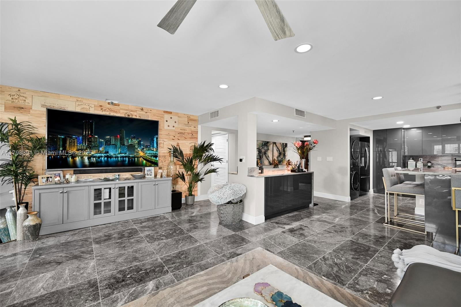 Real estate property located at 372 Golfview Rd #201, Palm Beach, Everglades Of North Palm, North Palm Beach, FL