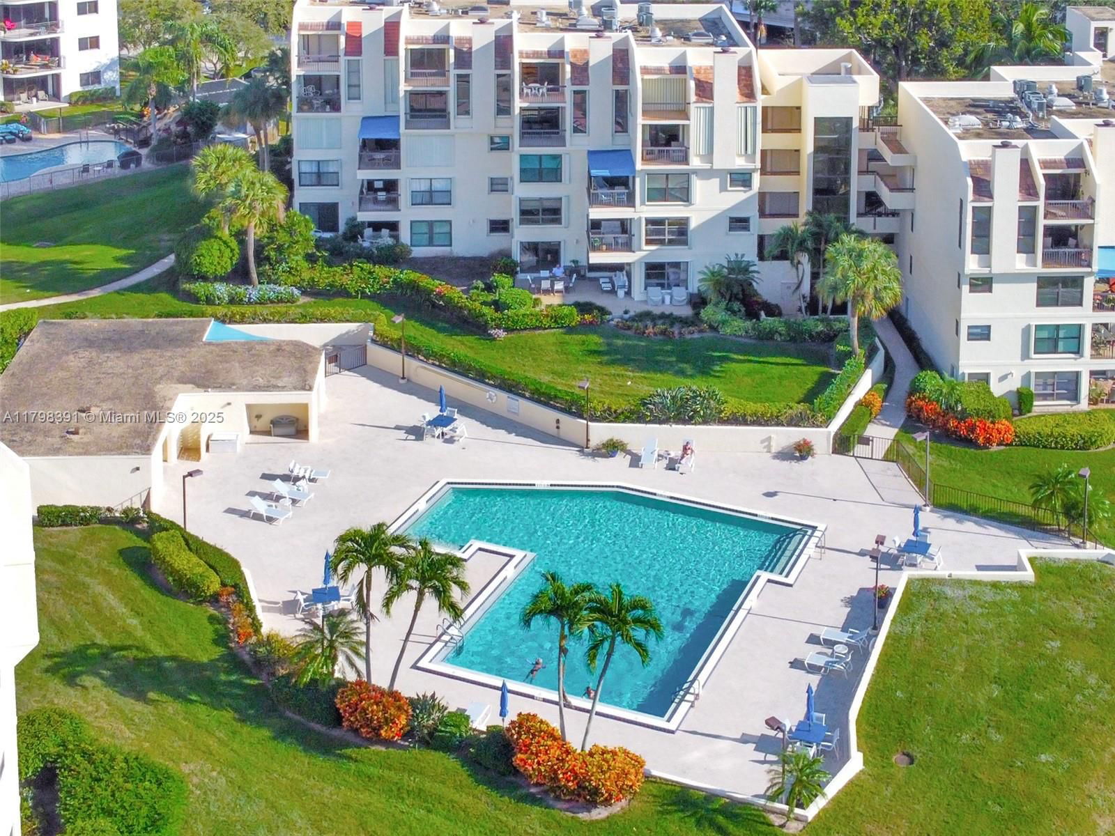 Real estate property located at 372 Golfview Rd #201, Palm Beach, Everglades Of North Palm, North Palm Beach, FL