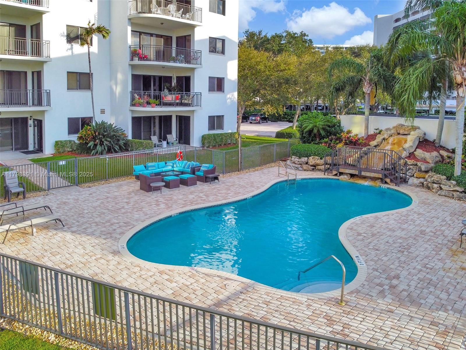 Real estate property located at 372 Golfview Rd #201, Palm Beach, Everglades Of North Palm, North Palm Beach, FL