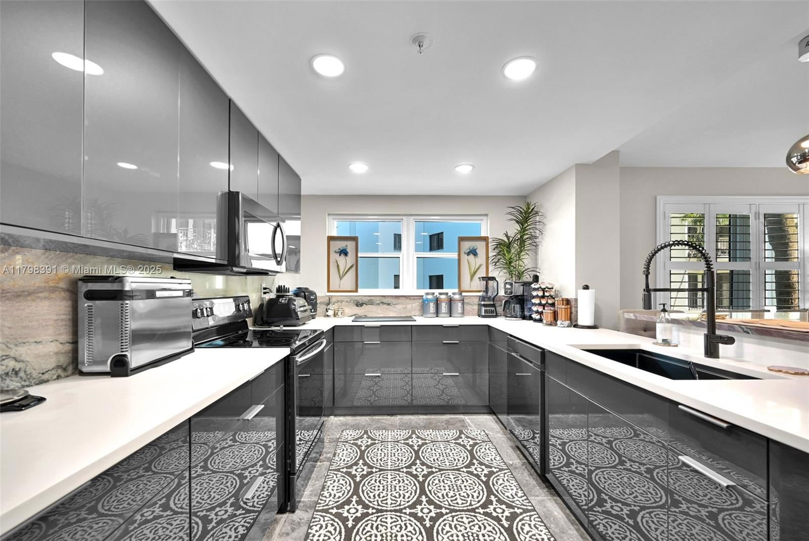 Real estate property located at 372 Golfview Rd #201, Palm Beach, Everglades Of North Palm, North Palm Beach, FL