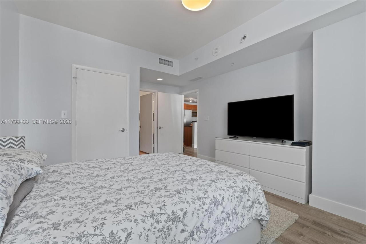 Real estate property located at 253 2nd St #2201, Miami-dade, Vizcayne South Condo, Miami, FL