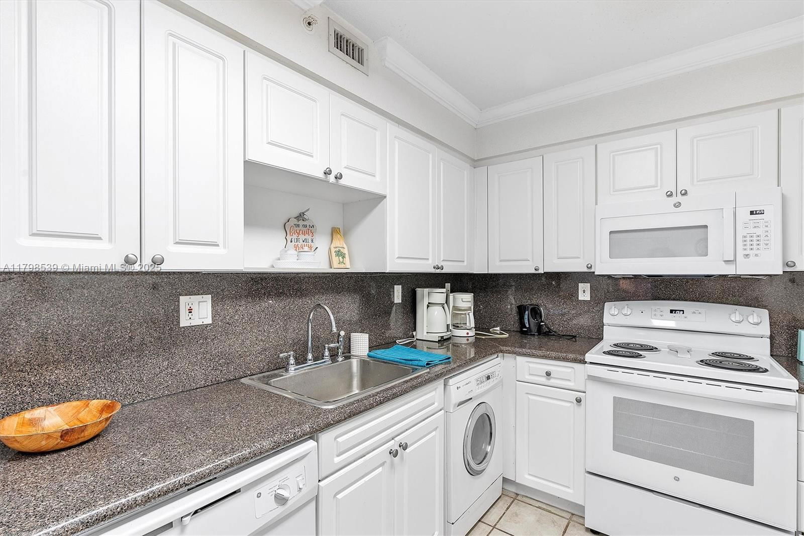 Real estate property located at 2501 Ocean Dr #1618, Broward, Wave Condo, Hollywood, FL