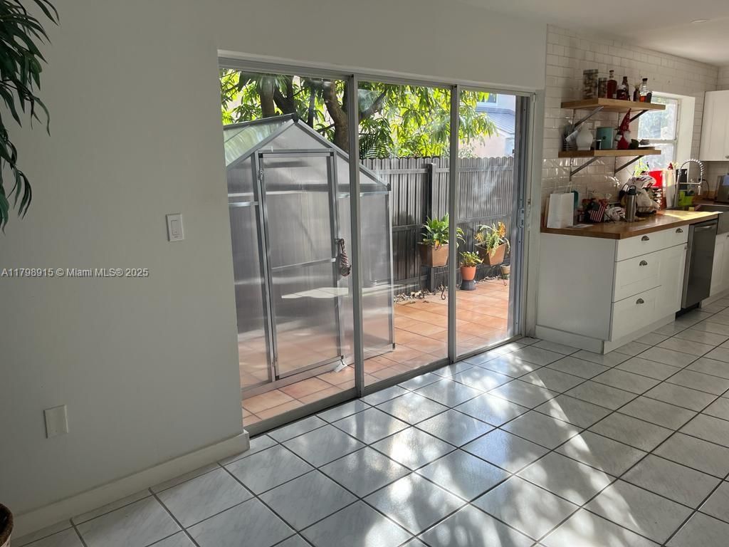 Real estate property located at 9953 154th Ct, Miami-dade, Weitzer Hammocks Homes Se, Miami, FL