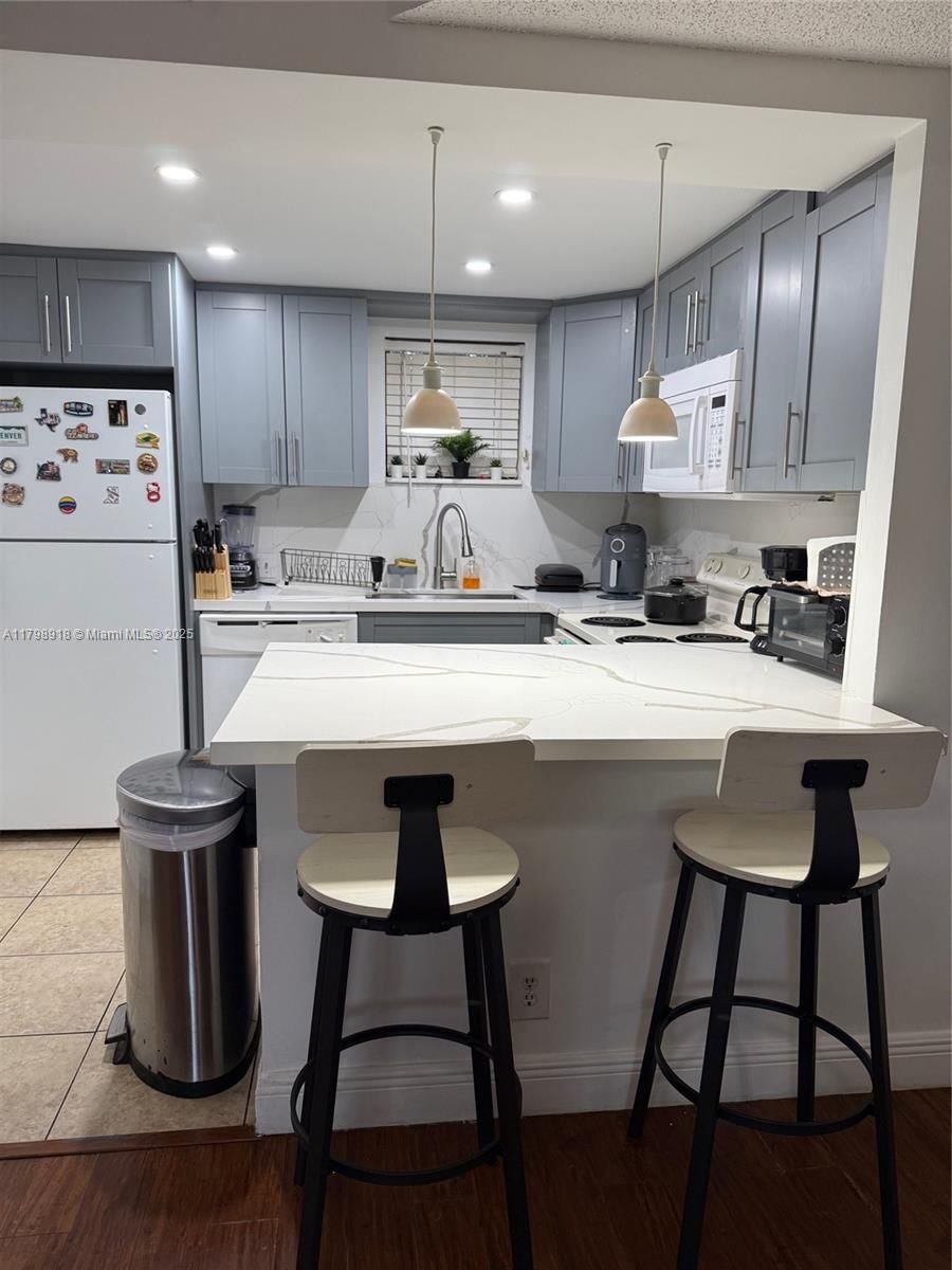 Real estate property located at 8290 Lake Dr #206, Miami-dade, Las Vistas At Doral Condo, Doral, FL