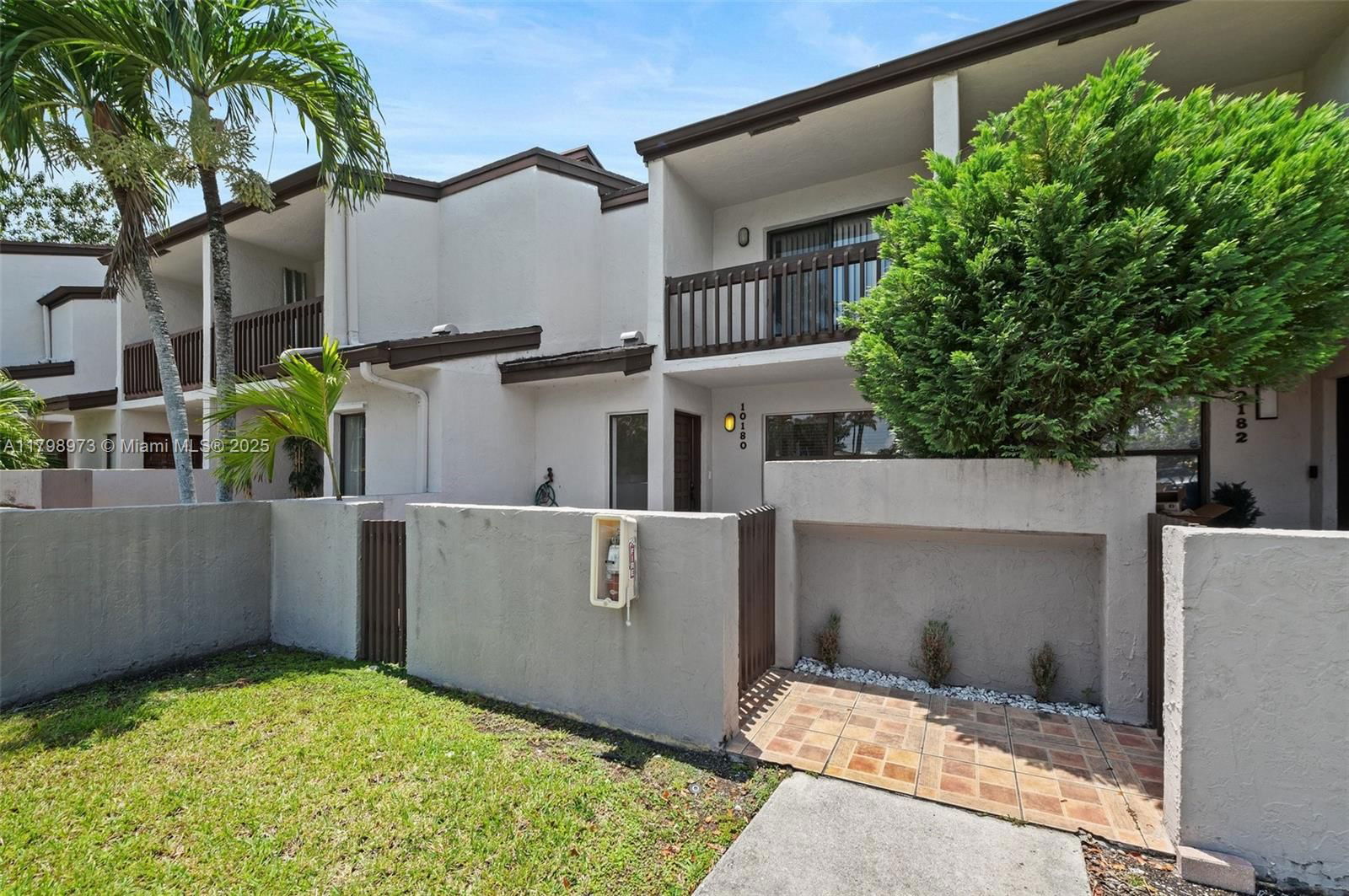 Real estate property located at 10180 41st St #99-9, Miami-dade, Villas Of Amberwood Condo, Doral, FL